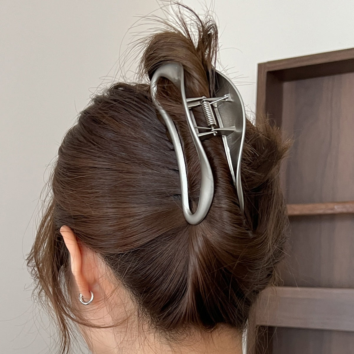 Unusual ~ ins high-grade silver gray design metal hairpin female head cold wind shark clip large grip clip