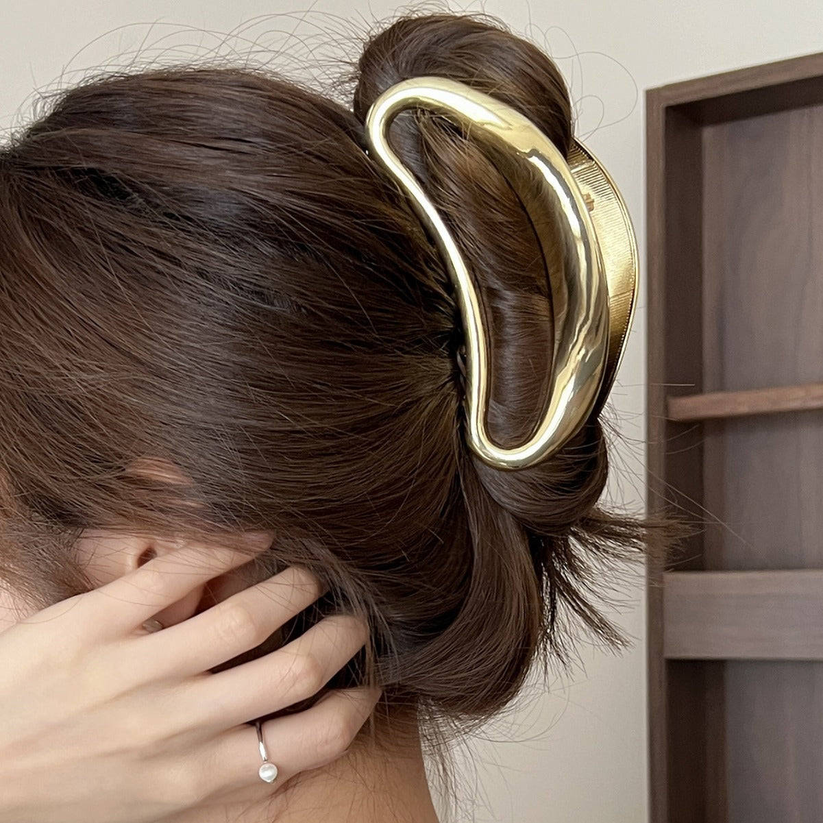 Unusual ~ ins high-grade silver gray design metal hairpin female head cold wind shark clip large grip clip