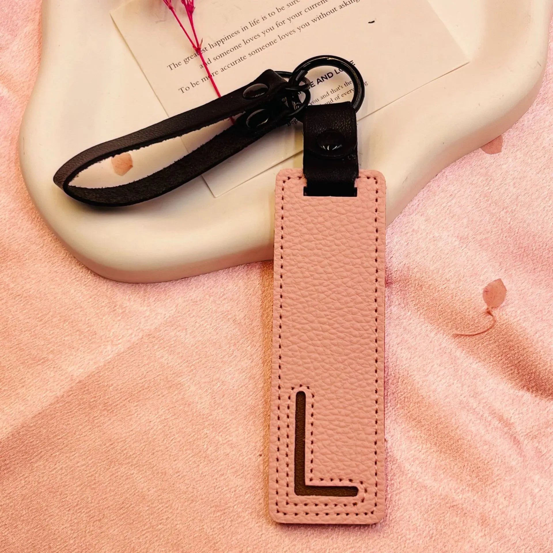 26 English Alphabet Keychain Leather Car Keyring Accessories Simple Small Pendant Fashion Key Ring Solid Color Exquisite Gift