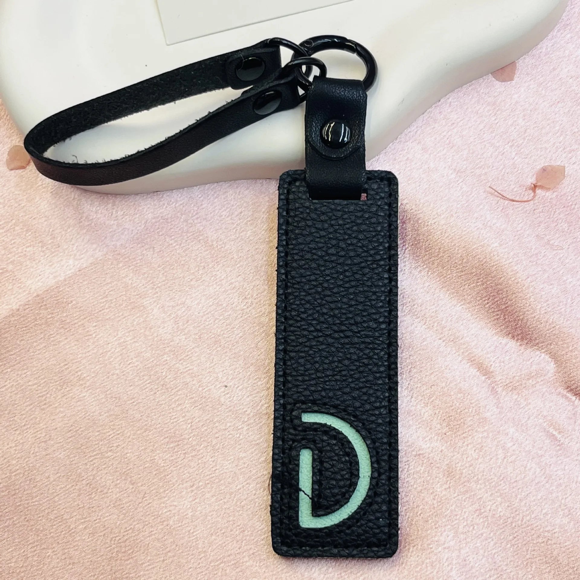 26 English Alphabet Keychain Leather Car Keyring Accessories Simple Small Pendant Fashion Key Ring Solid Color Exquisite Gift
