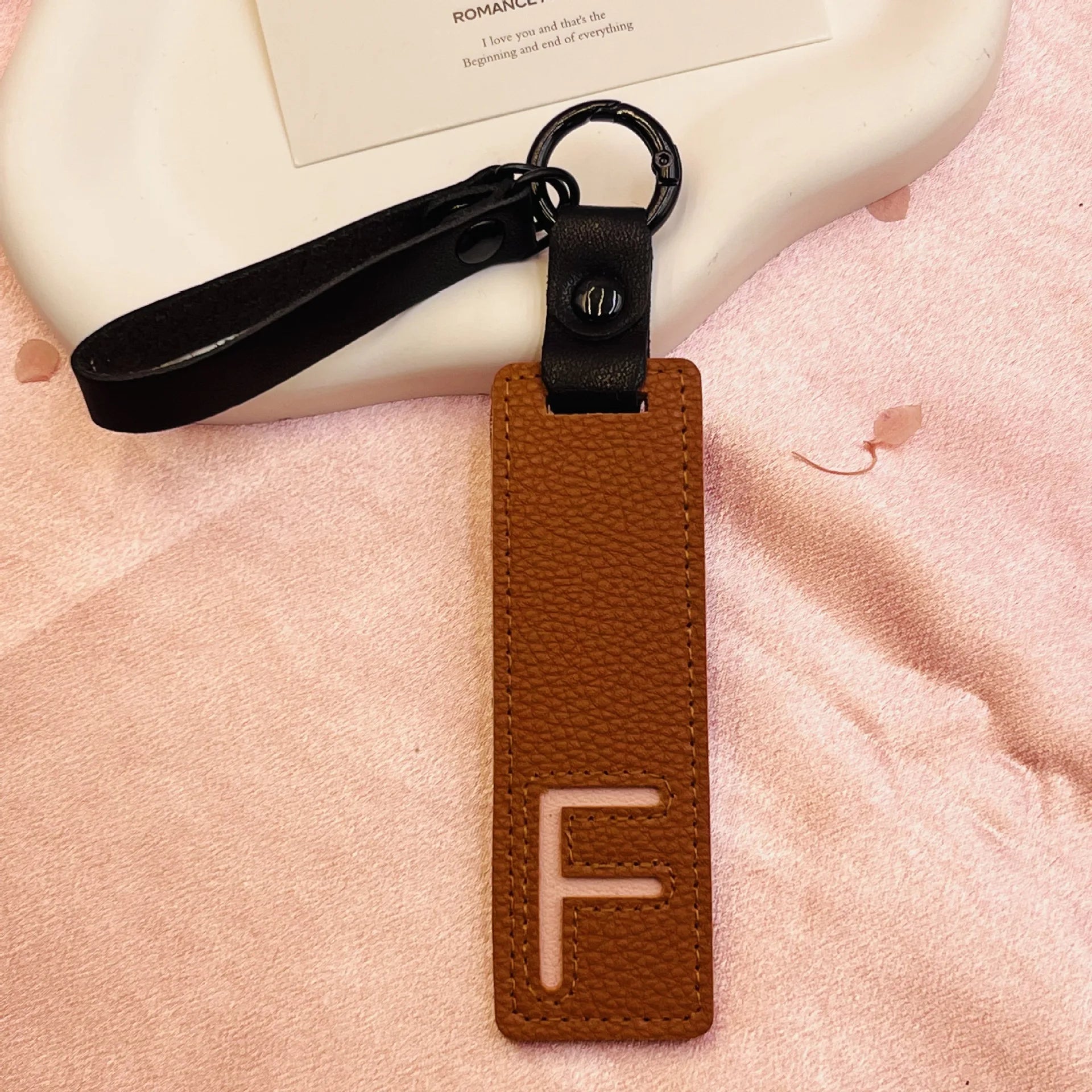 26 English Alphabet Keychain Leather Car Keyring Accessories Simple Small Pendant Fashion Key Ring Solid Color Exquisite Gift