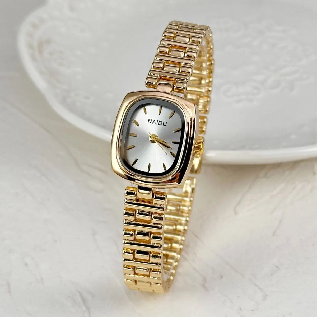 New Women Watch Light Luxury Medieval temperament Simple Retro Watch Female Fashion Quartz Wristwatches