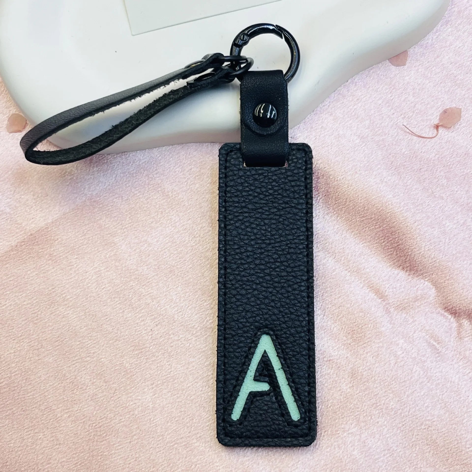 26 English Alphabet Keychain Leather Car Keyring Accessories Simple Small Pendant Fashion Key Ring Solid Color Exquisite Gift