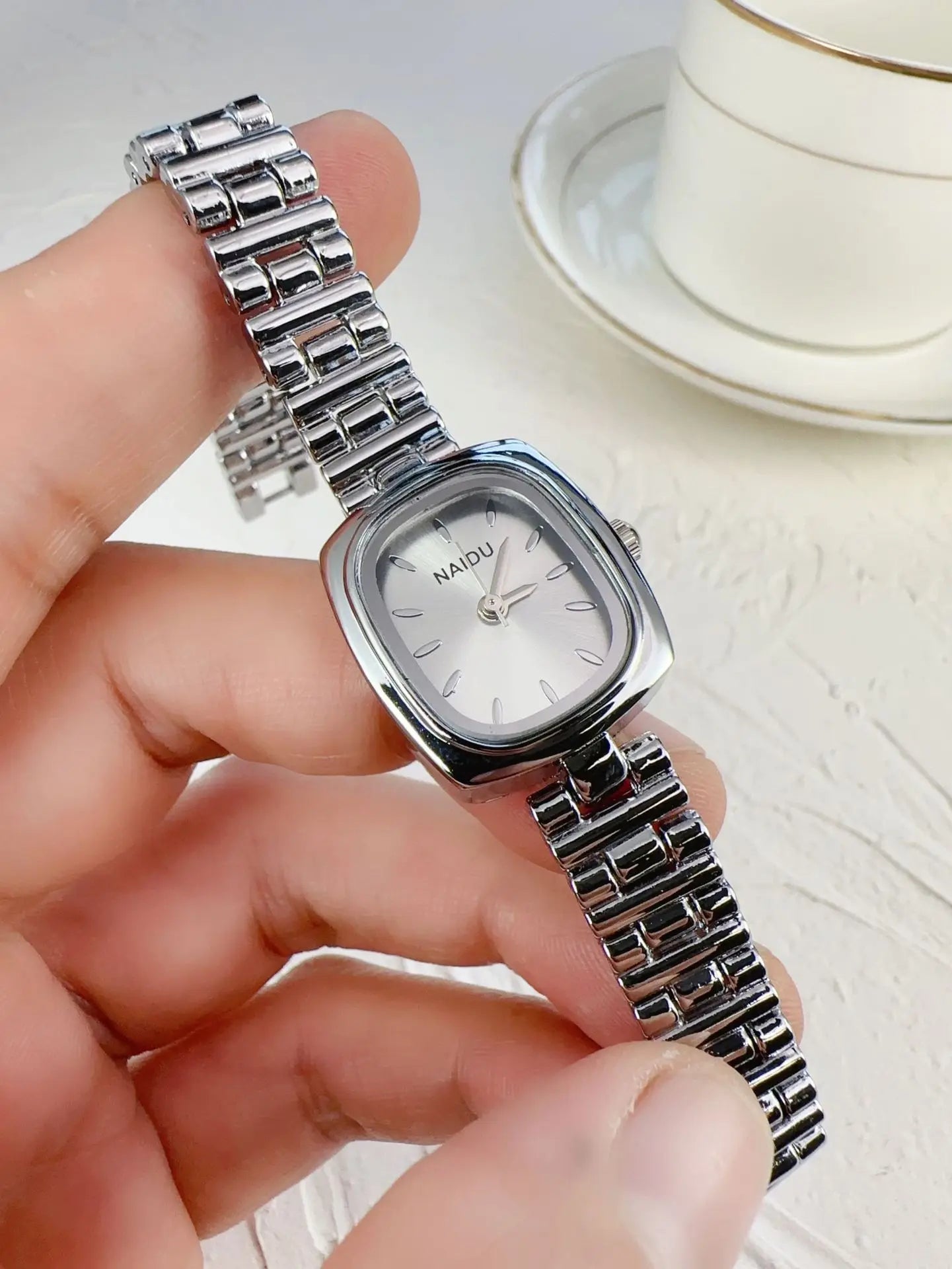 New Women Watch Light Luxury Medieval temperament Simple Retro Watch Female Fashion Quartz Wristwatches