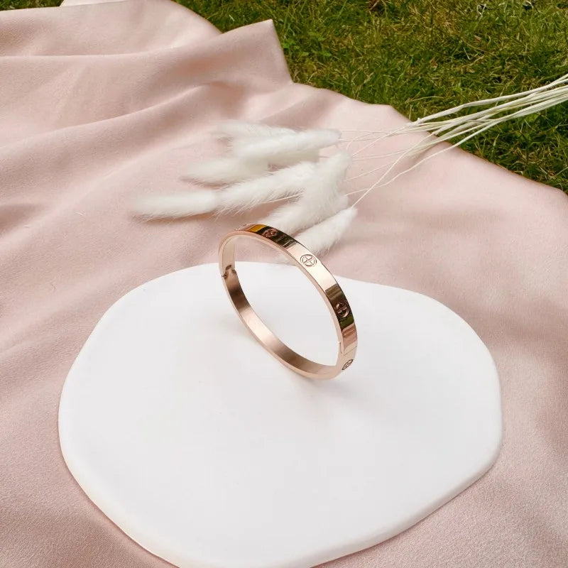 New in Fashion Stainless Steel Cross Design Bracelet for Women Bangle Gift Jewerly in Wedding 2023 Wholesale Never Fade