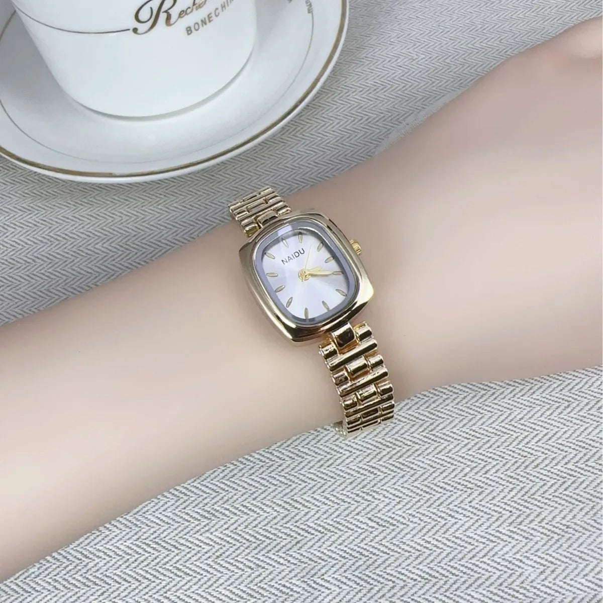 New Women Watch Light Luxury Medieval temperament Simple Retro Watch Female Fashion Quartz Wristwatches