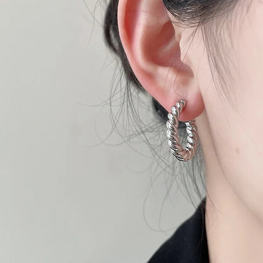 Trendy Twisted Small Hoop Clip Earrings for Women Fashion Thick Chunky Metal Circle Non Pierced Huggie Ear Buckle Jewelry Gift