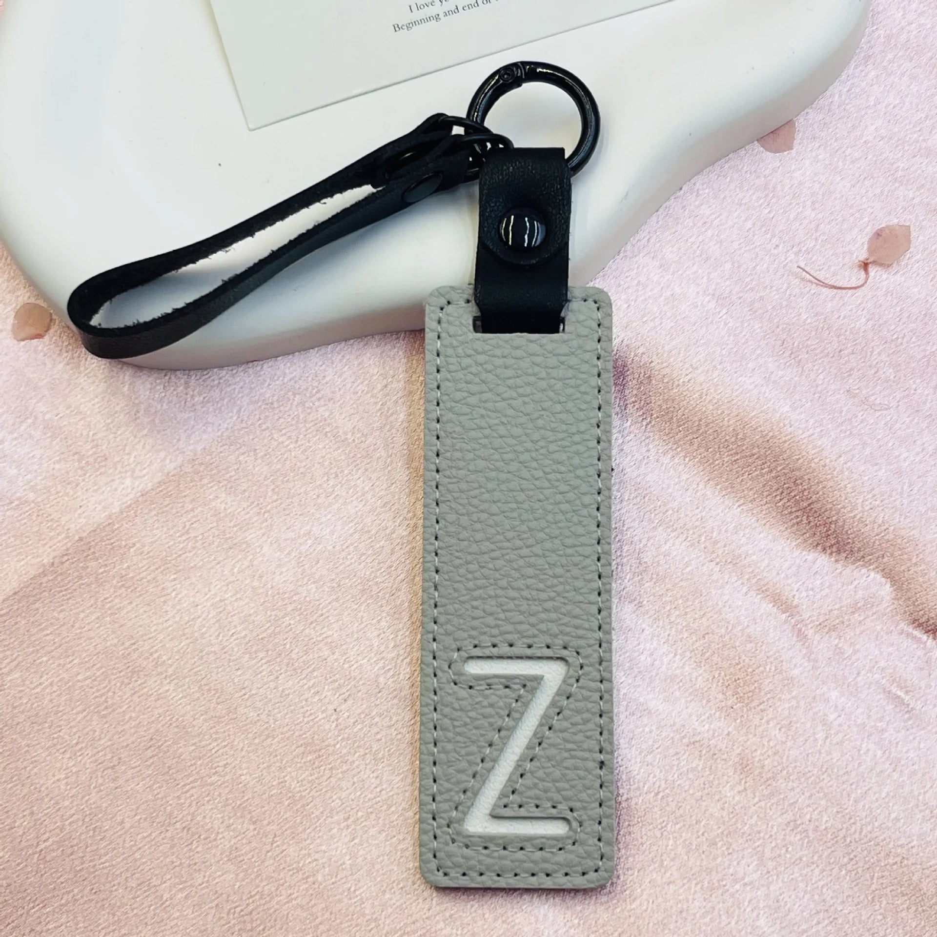 26 English Alphabet Keychain Leather Car Keyring Accessories Simple Small Pendant Fashion Key Ring Solid Color Exquisite Gift