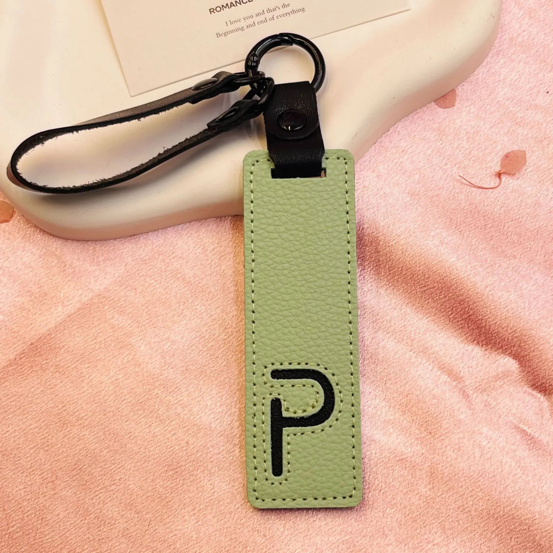 26 English Alphabet Keychain Leather Car Keyring Accessories Simple Small Pendant Fashion Key Ring Solid Color Exquisite Gift