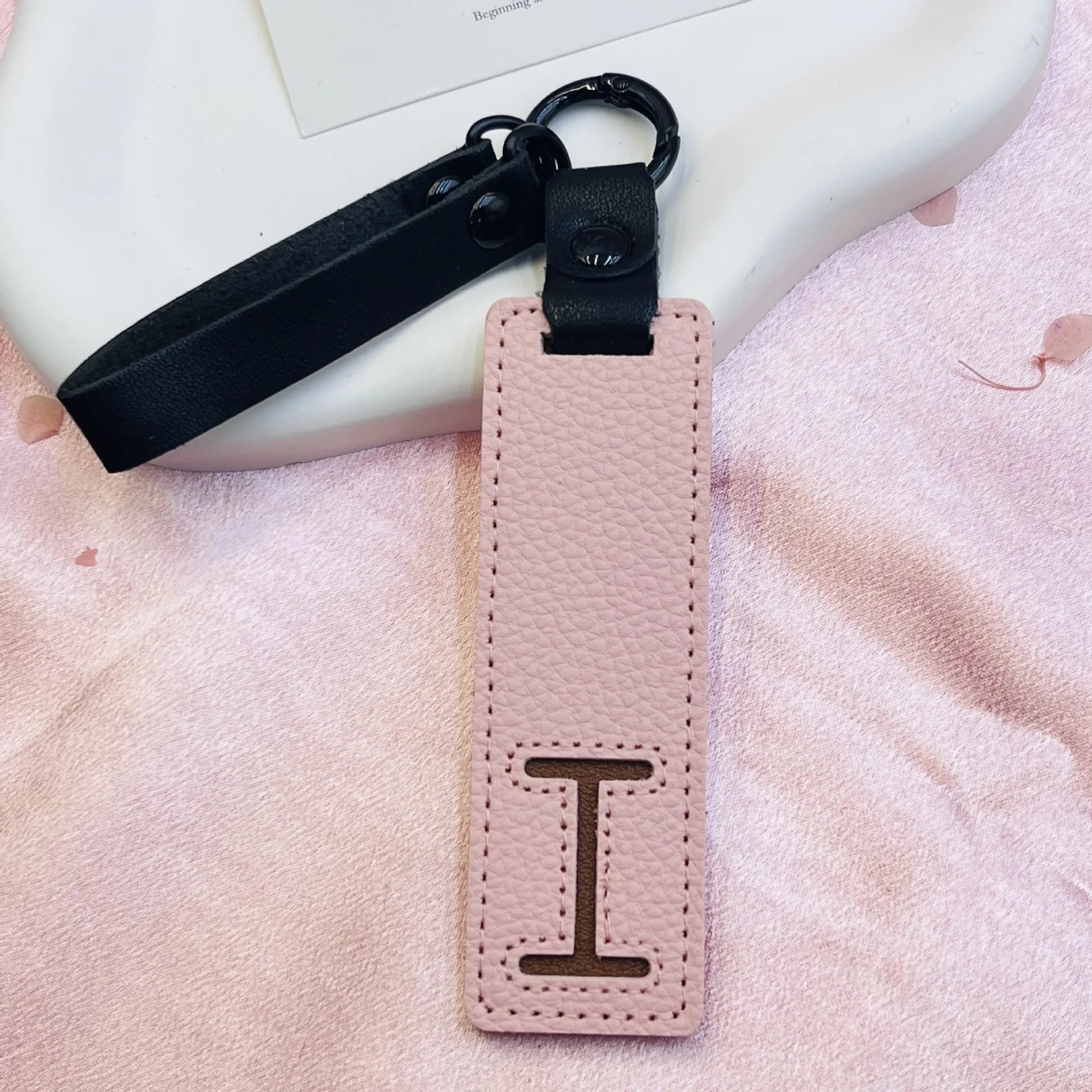 26 English Alphabet Keychain Leather Car Keyring Accessories Simple Small Pendant Fashion Key Ring Solid Color Exquisite Gift