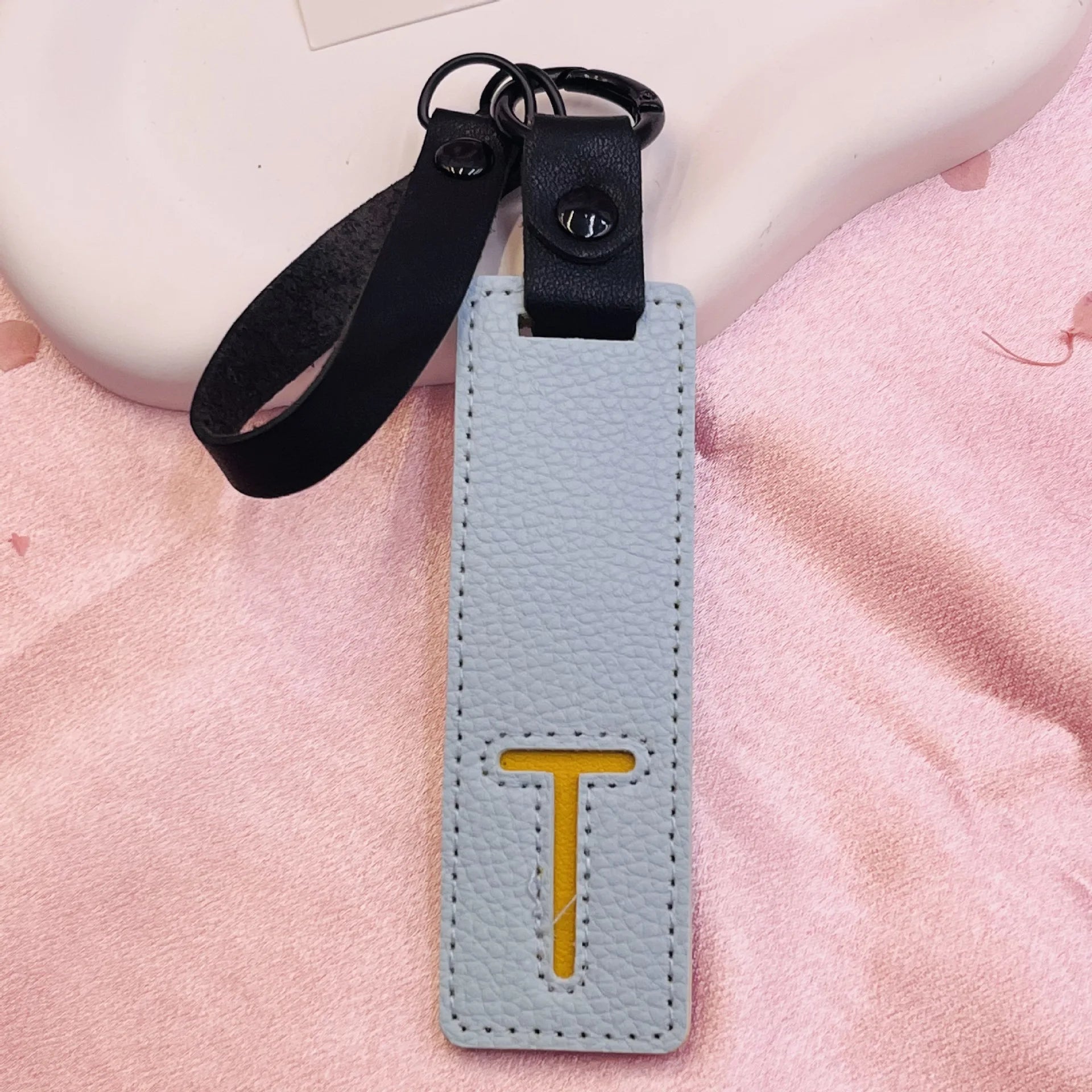 26 English Alphabet Keychain Leather Car Keyring Accessories Simple Small Pendant Fashion Key Ring Solid Color Exquisite Gift