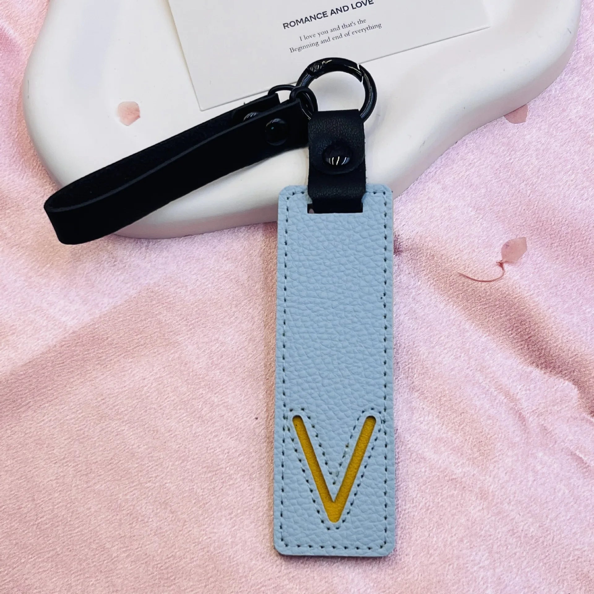 26 English Alphabet Keychain Leather Car Keyring Accessories Simple Small Pendant Fashion Key Ring Solid Color Exquisite Gift