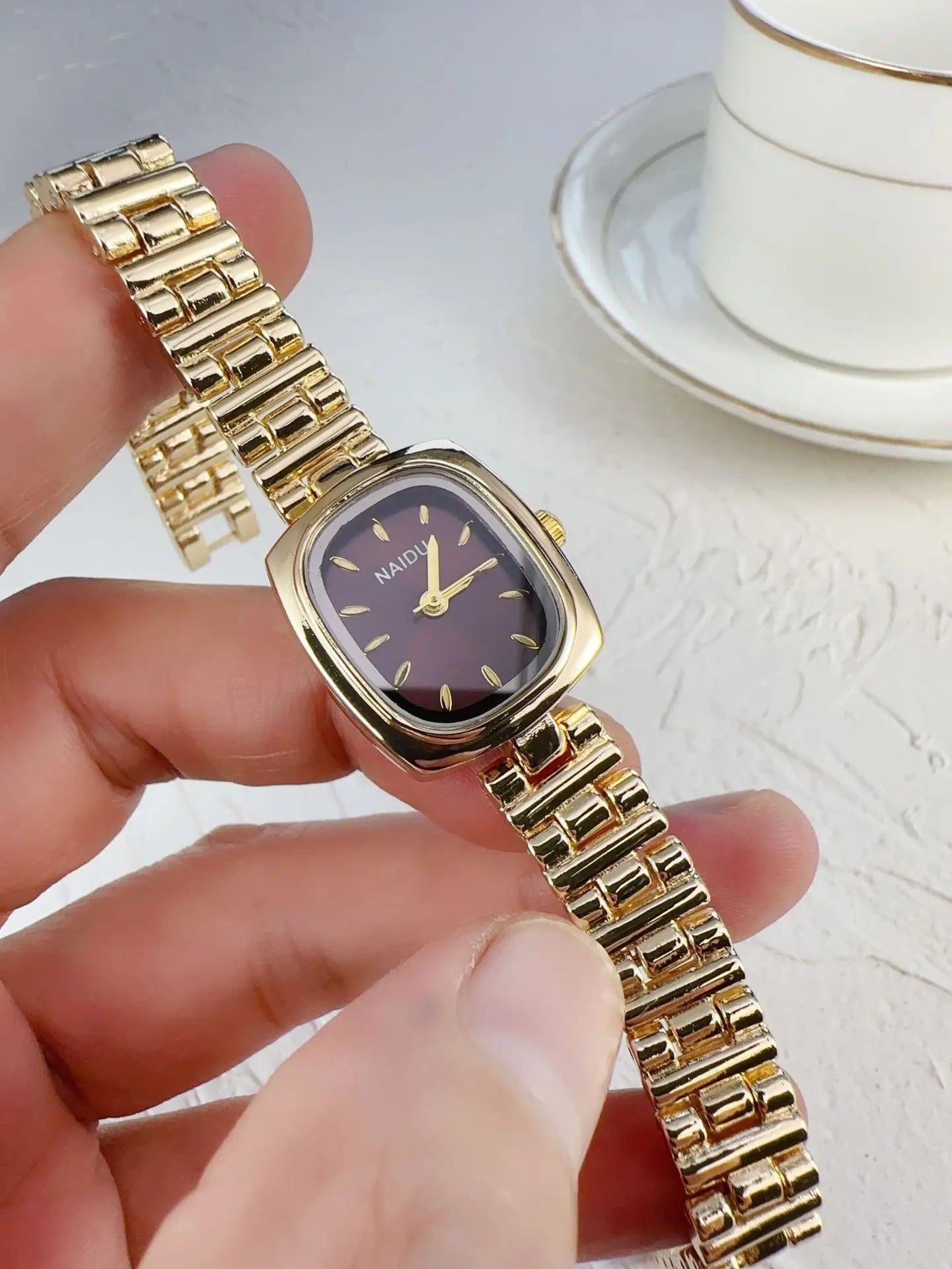 New Women Watch Light Luxury Medieval temperament Simple Retro Watch Female Fashion Quartz Wristwatches