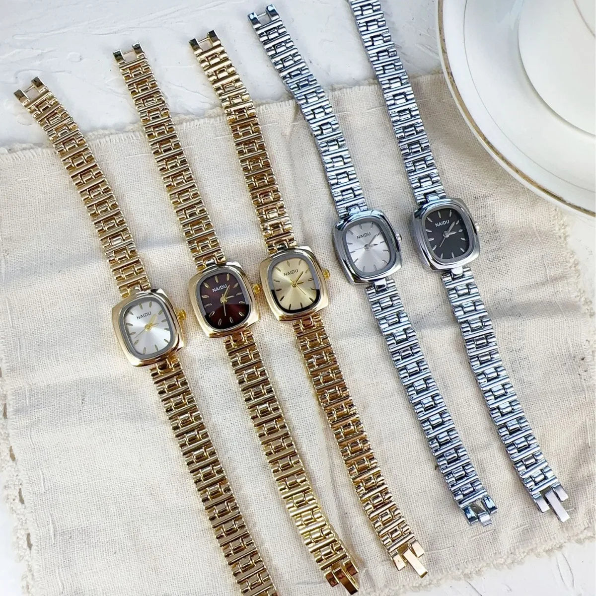 New Women Watch Light Luxury Medieval temperament Simple Retro Watch Female Fashion Quartz Wristwatches