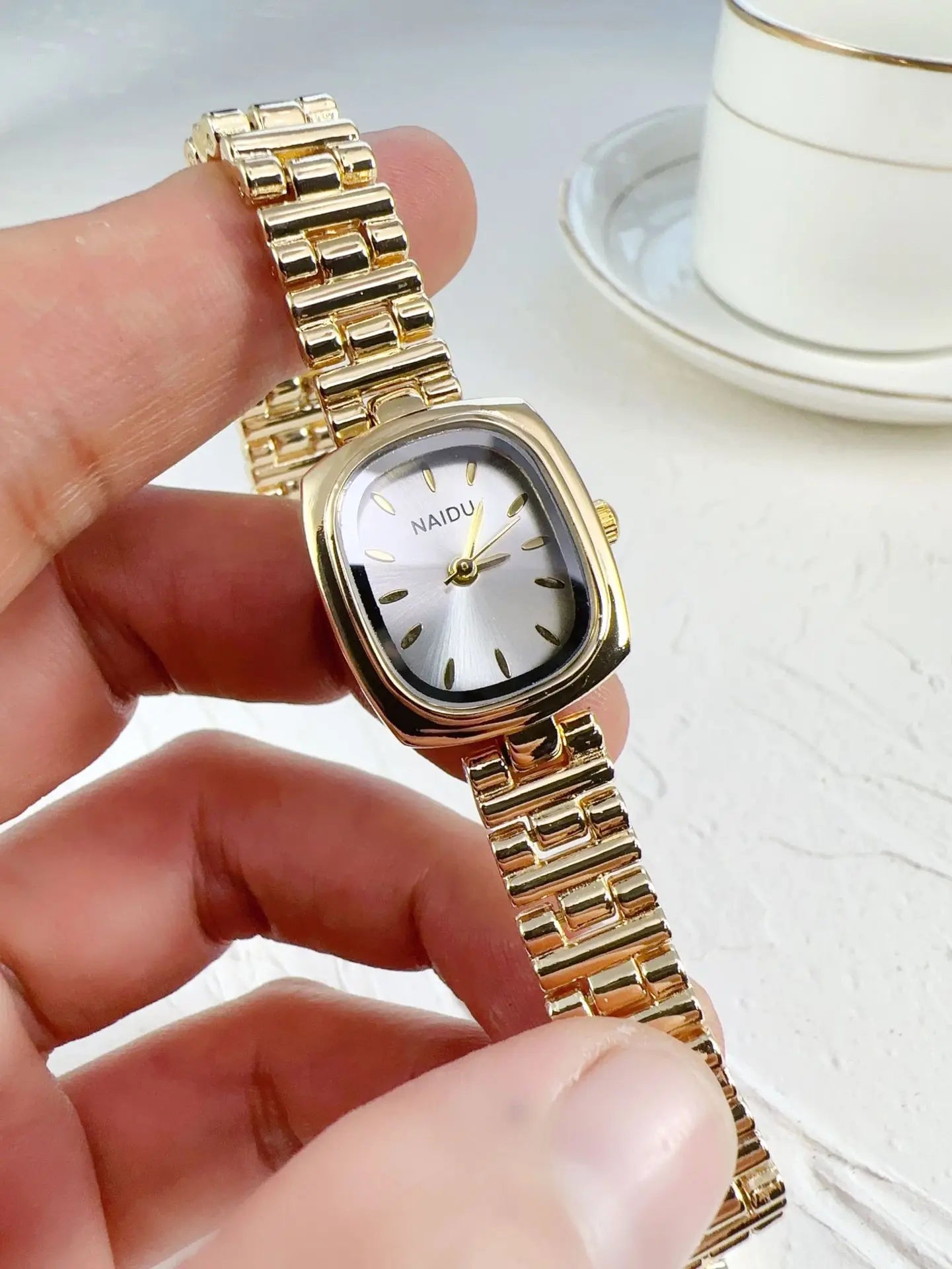New Women Watch Light Luxury Medieval temperament Simple Retro Watch Female Fashion Quartz Wristwatches