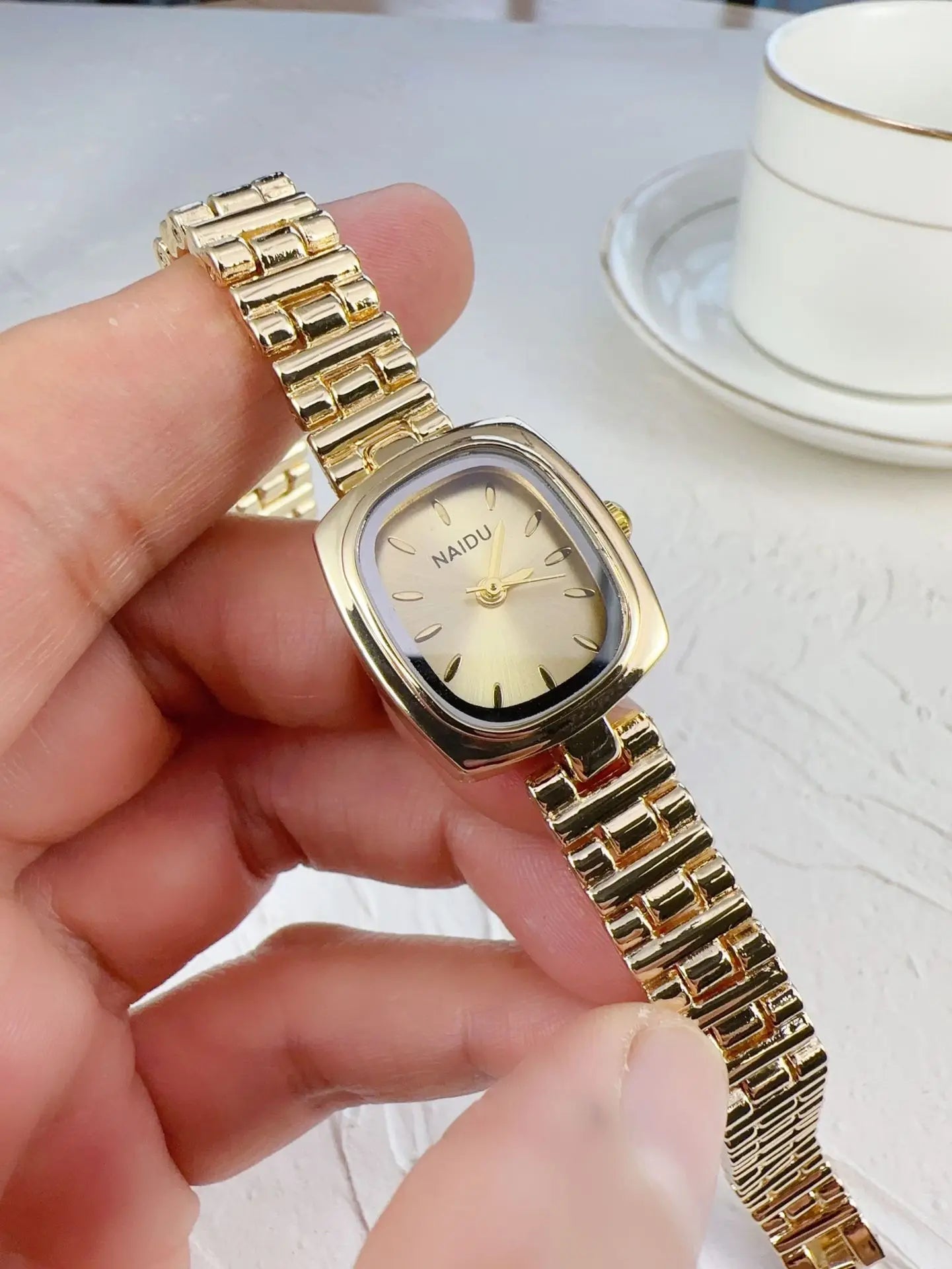 New Women Watch Light Luxury Medieval temperament Simple Retro Watch Female Fashion Quartz Wristwatches