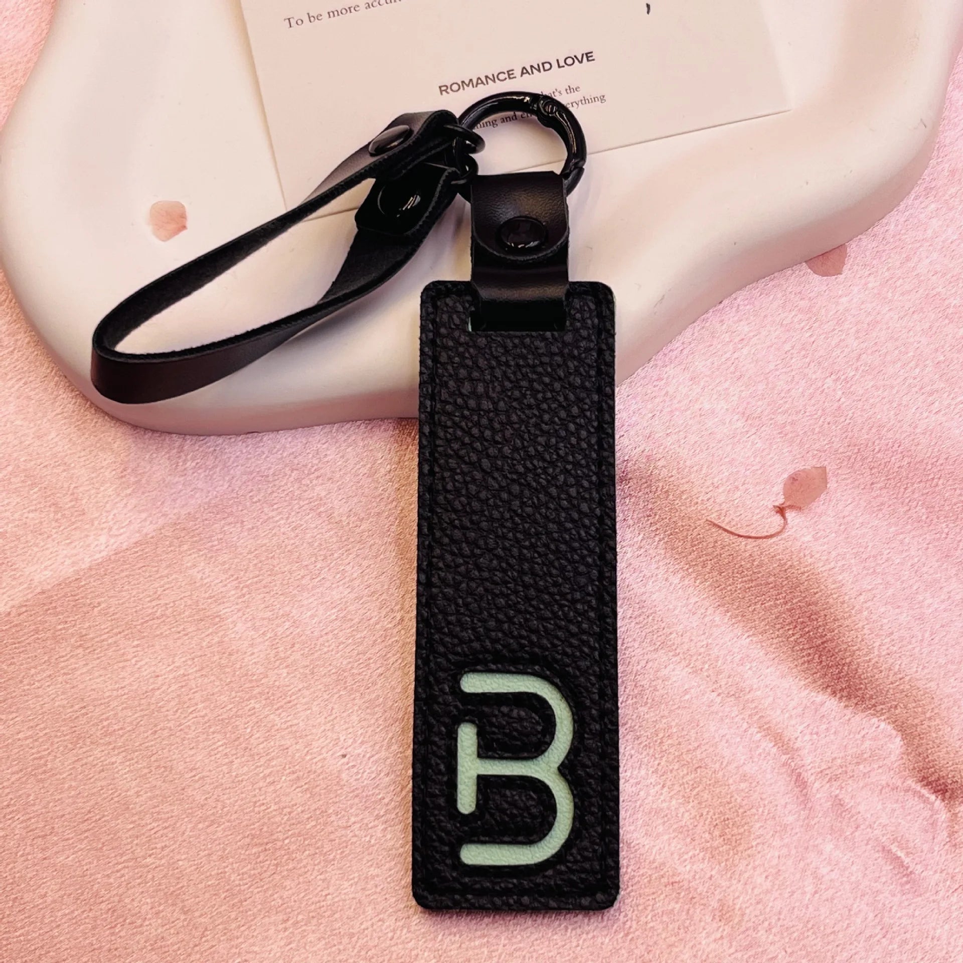 26 English Alphabet Keychain Leather Car Keyring Accessories Simple Small Pendant Fashion Key Ring Solid Color Exquisite Gift