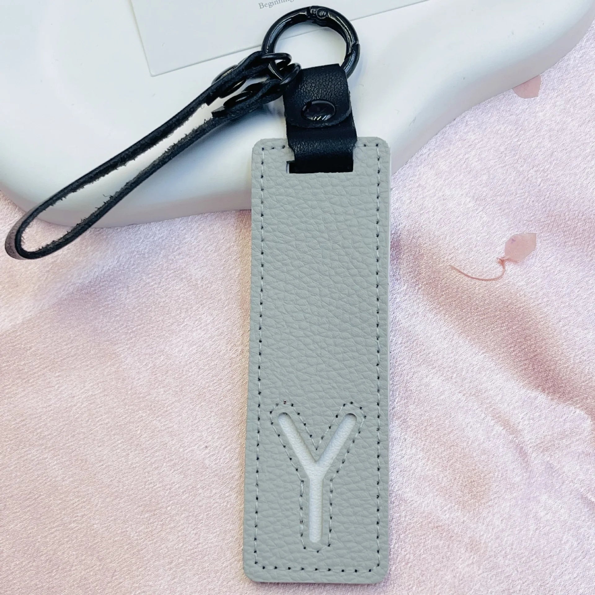 26 English Alphabet Keychain Leather Car Keyring Accessories Simple Small Pendant Fashion Key Ring Solid Color Exquisite Gift