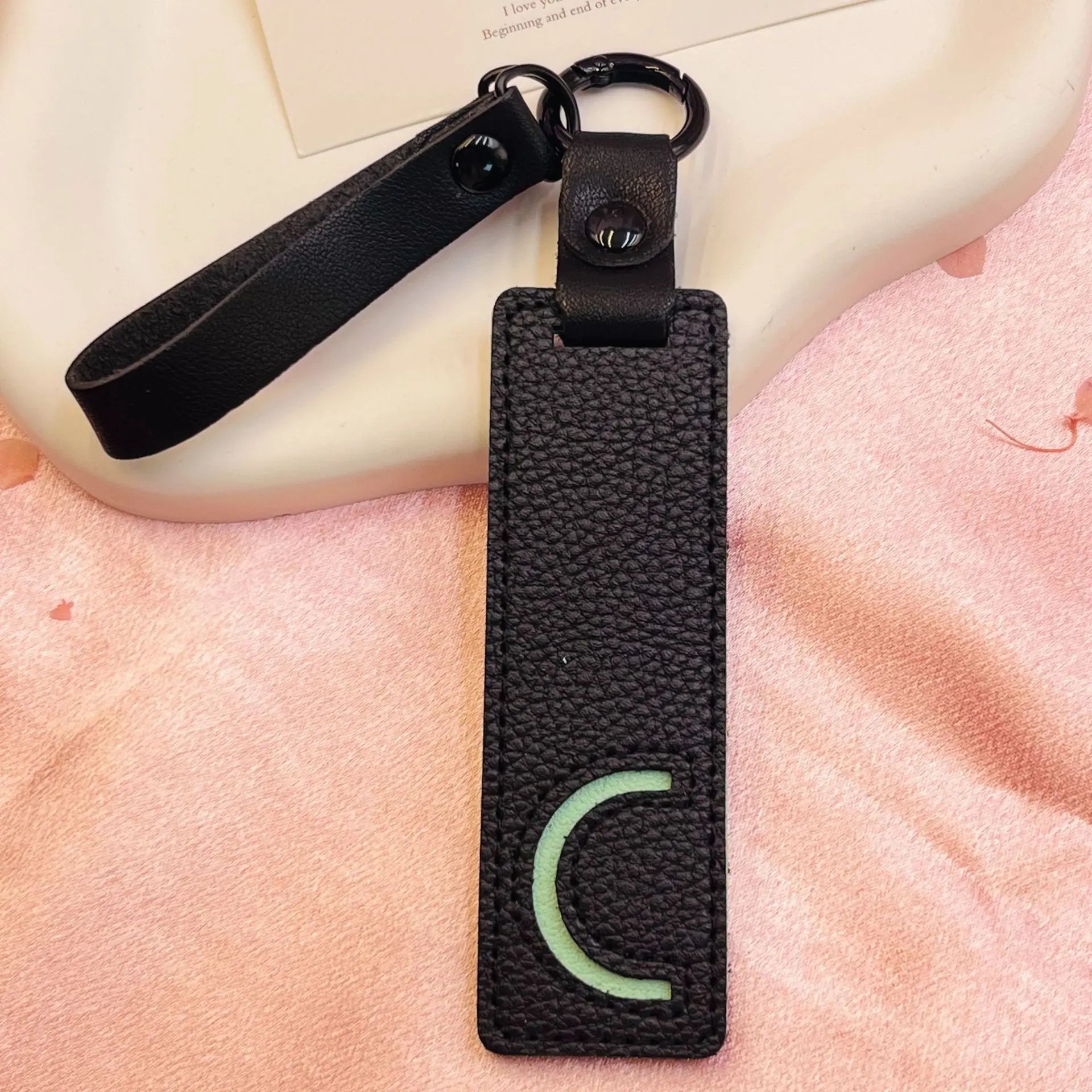 26 English Alphabet Keychain Leather Car Keyring Accessories Simple Small Pendant Fashion Key Ring Solid Color Exquisite Gift