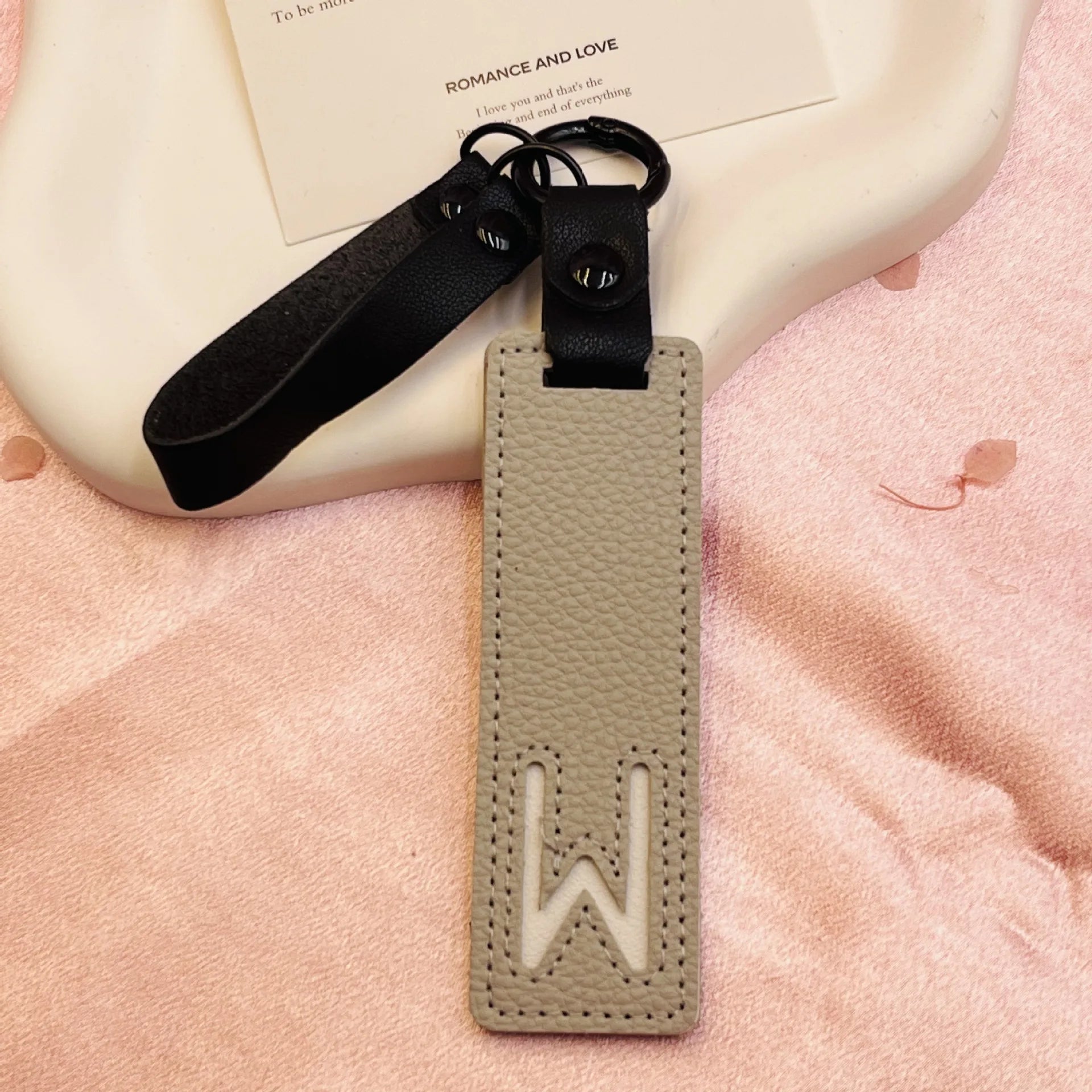 26 English Alphabet Keychain Leather Car Keyring Accessories Simple Small Pendant Fashion Key Ring Solid Color Exquisite Gift