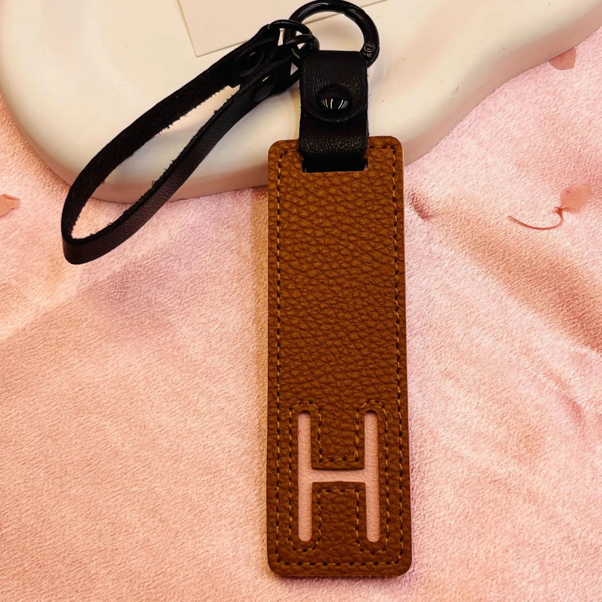 26 English Alphabet Keychain Leather Car Keyring Accessories Simple Small Pendant Fashion Key Ring Solid Color Exquisite Gift