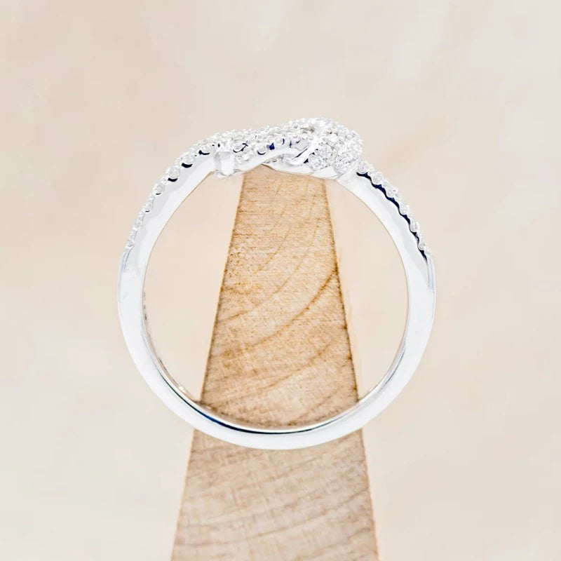 Huitan Novel Knot Design Cubic Zirconia Crystal Rings for Women Silver Color Luxury Trendy Female Accessory Wedding Band Jewelry