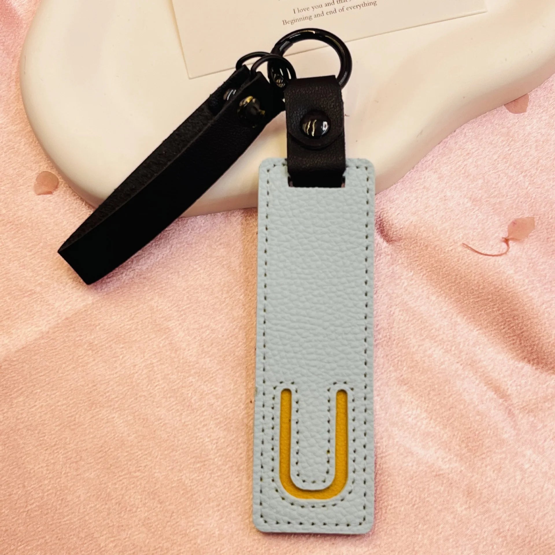 26 English Alphabet Keychain Leather Car Keyring Accessories Simple Small Pendant Fashion Key Ring Solid Color Exquisite Gift