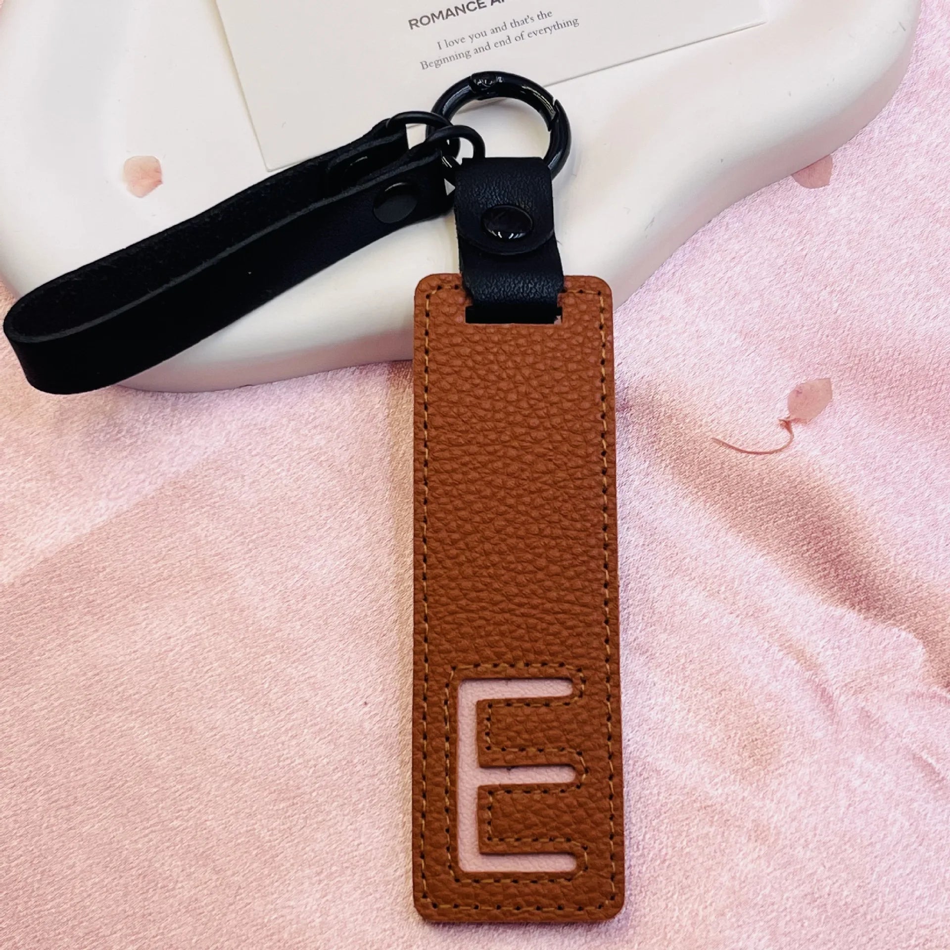 26 English Alphabet Keychain Leather Car Keyring Accessories Simple Small Pendant Fashion Key Ring Solid Color Exquisite Gift