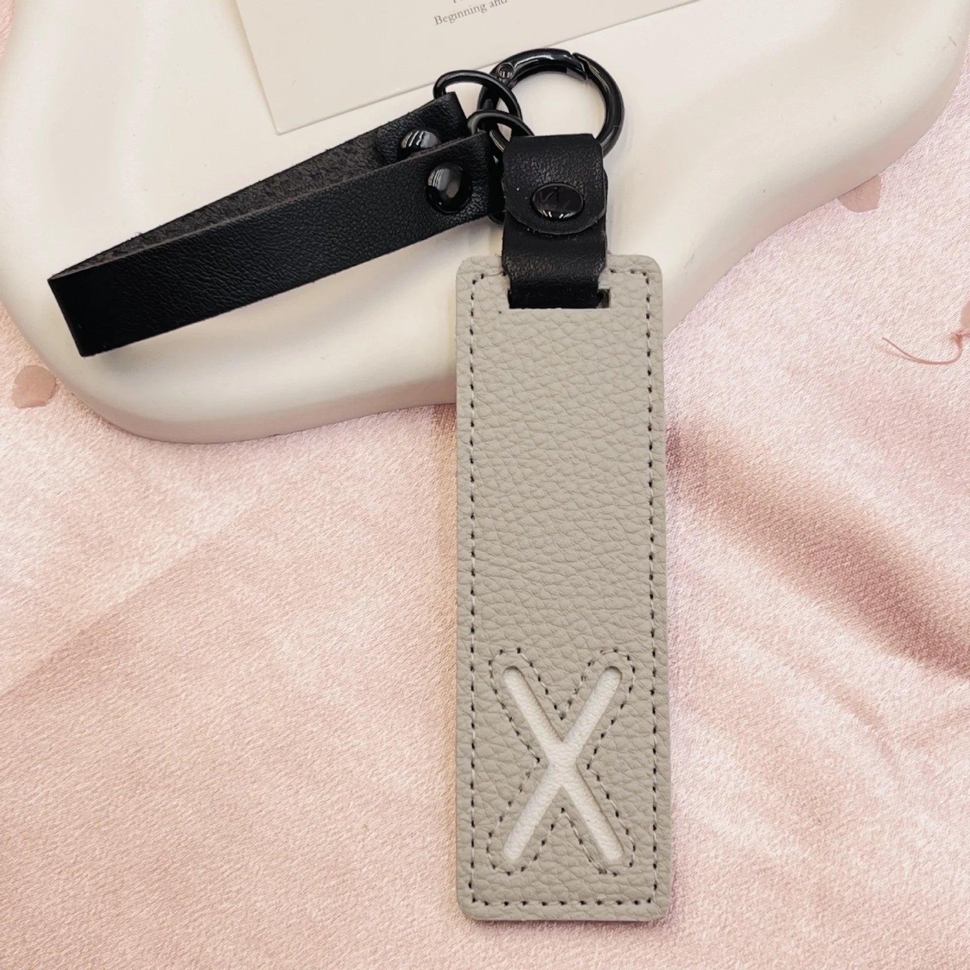 26 English Alphabet Keychain Leather Car Keyring Accessories Simple Small Pendant Fashion Key Ring Solid Color Exquisite Gift