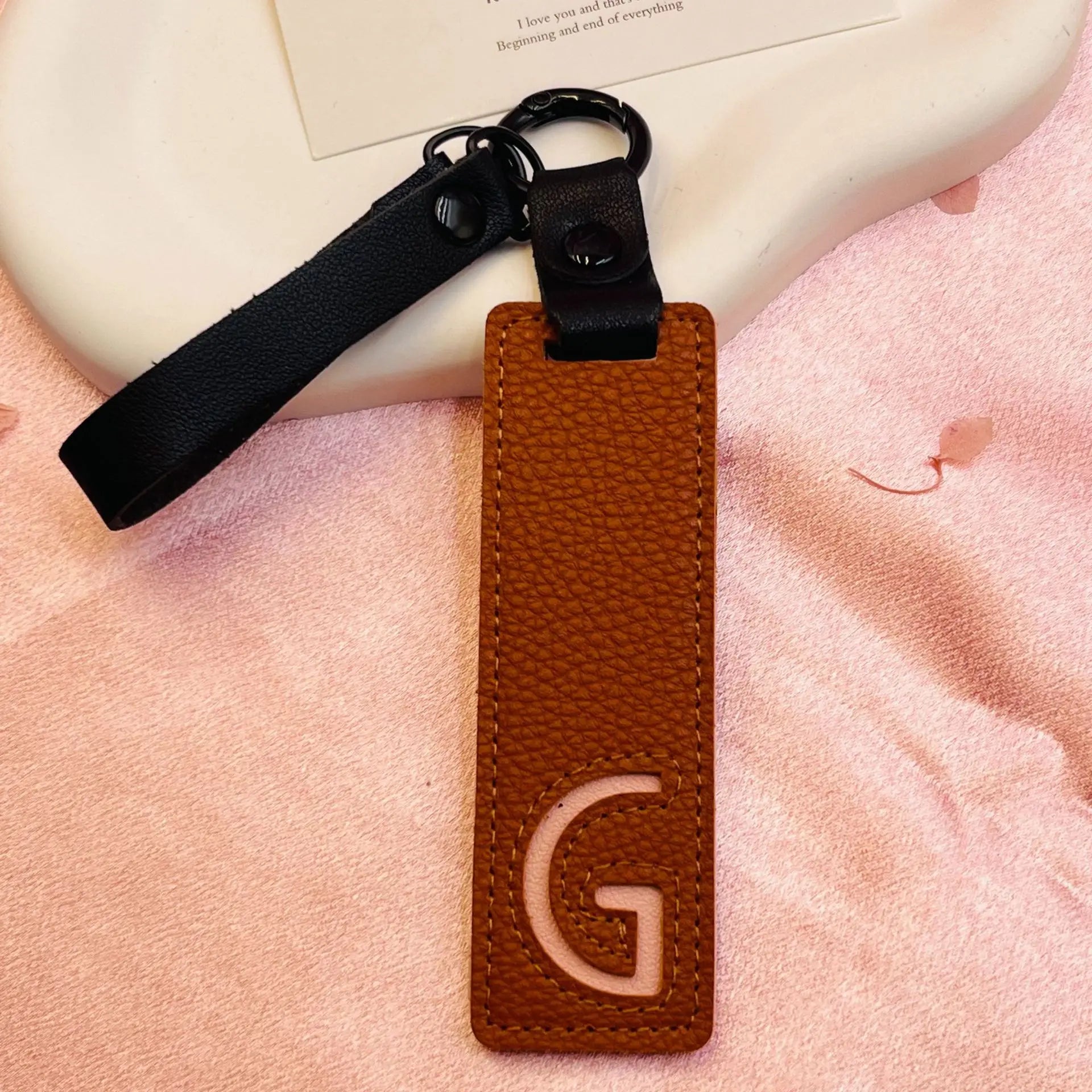 26 English Alphabet Keychain Leather Car Keyring Accessories Simple Small Pendant Fashion Key Ring Solid Color Exquisite Gift
