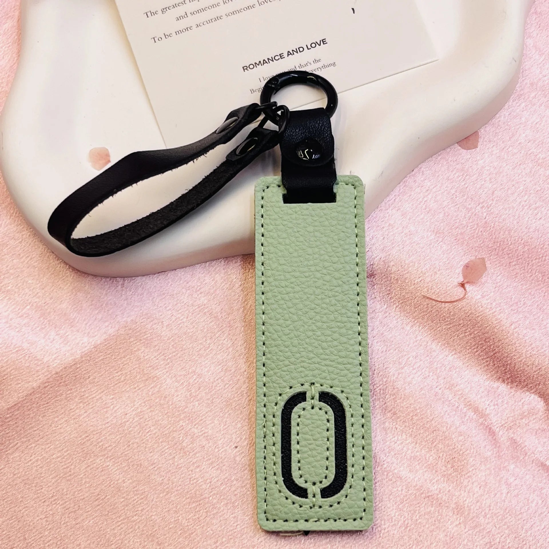 26 English Alphabet Keychain Leather Car Keyring Accessories Simple Small Pendant Fashion Key Ring Solid Color Exquisite Gift