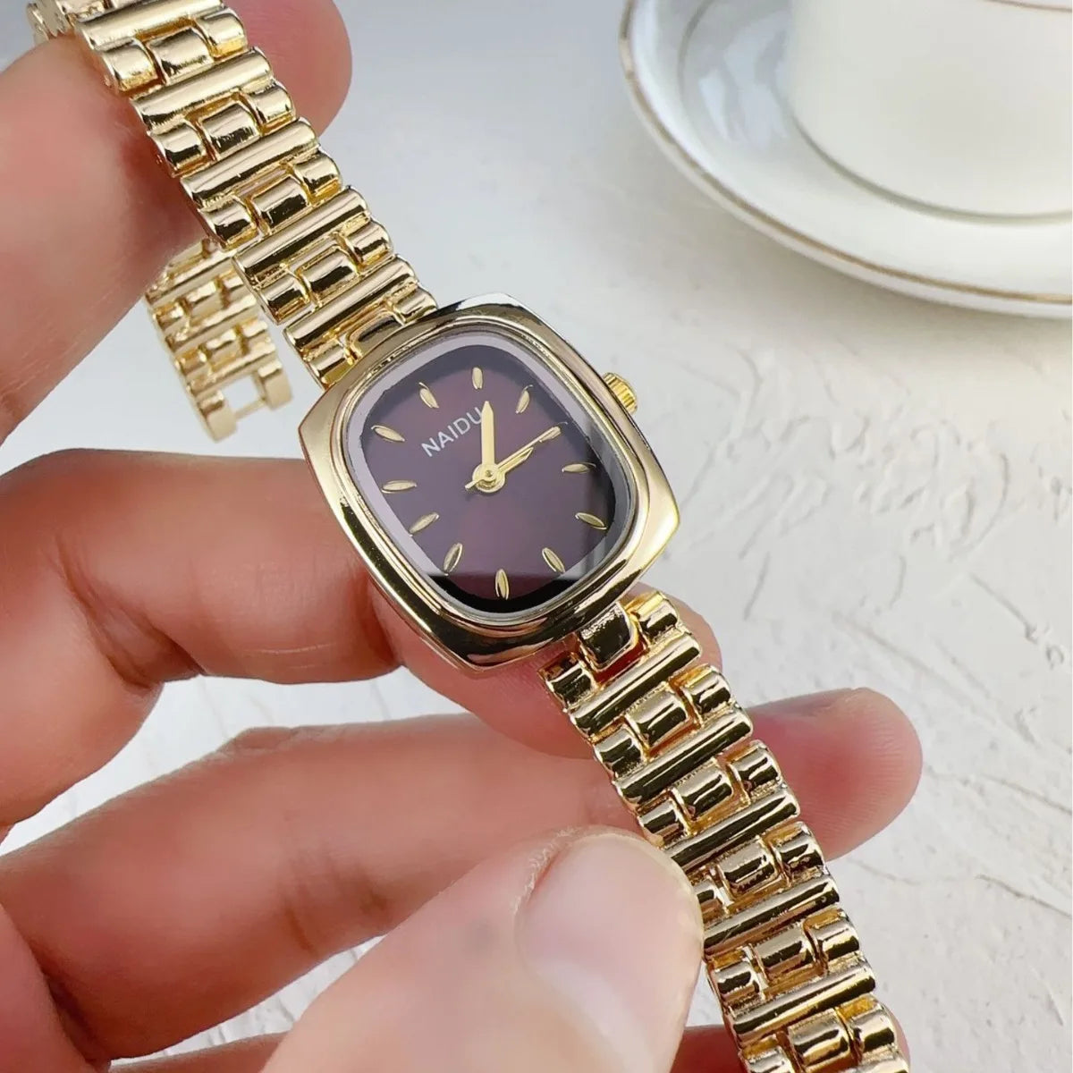 New Women Watch Light Luxury Medieval temperament Simple Retro Watch Female Fashion Quartz Wristwatches