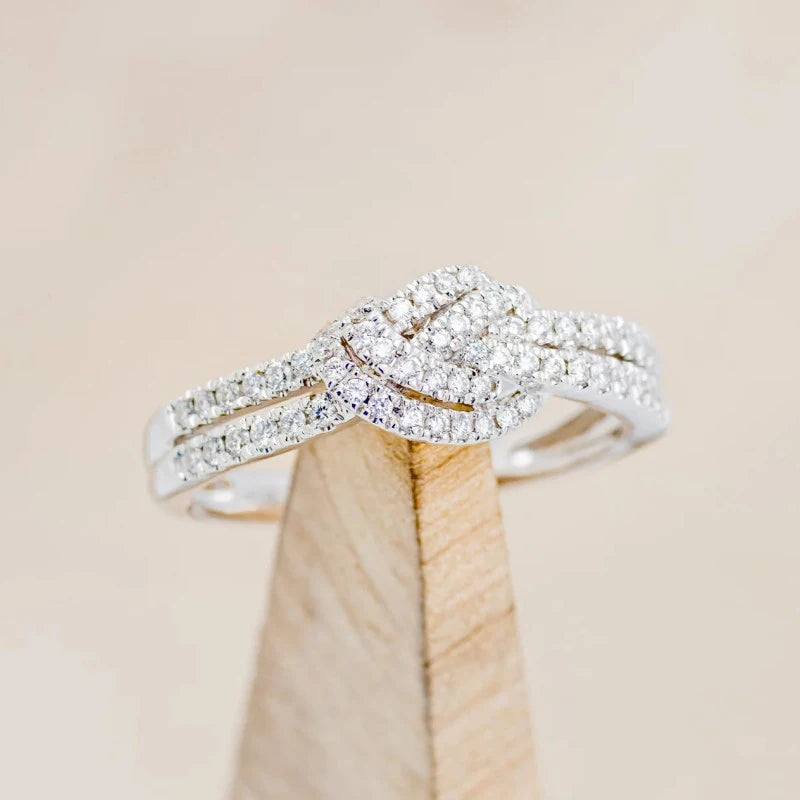 Huitan Novel Knot Design Cubic Zirconia Crystal Rings for Women Silver Color Luxury Trendy Female Accessory Wedding Band Jewelry