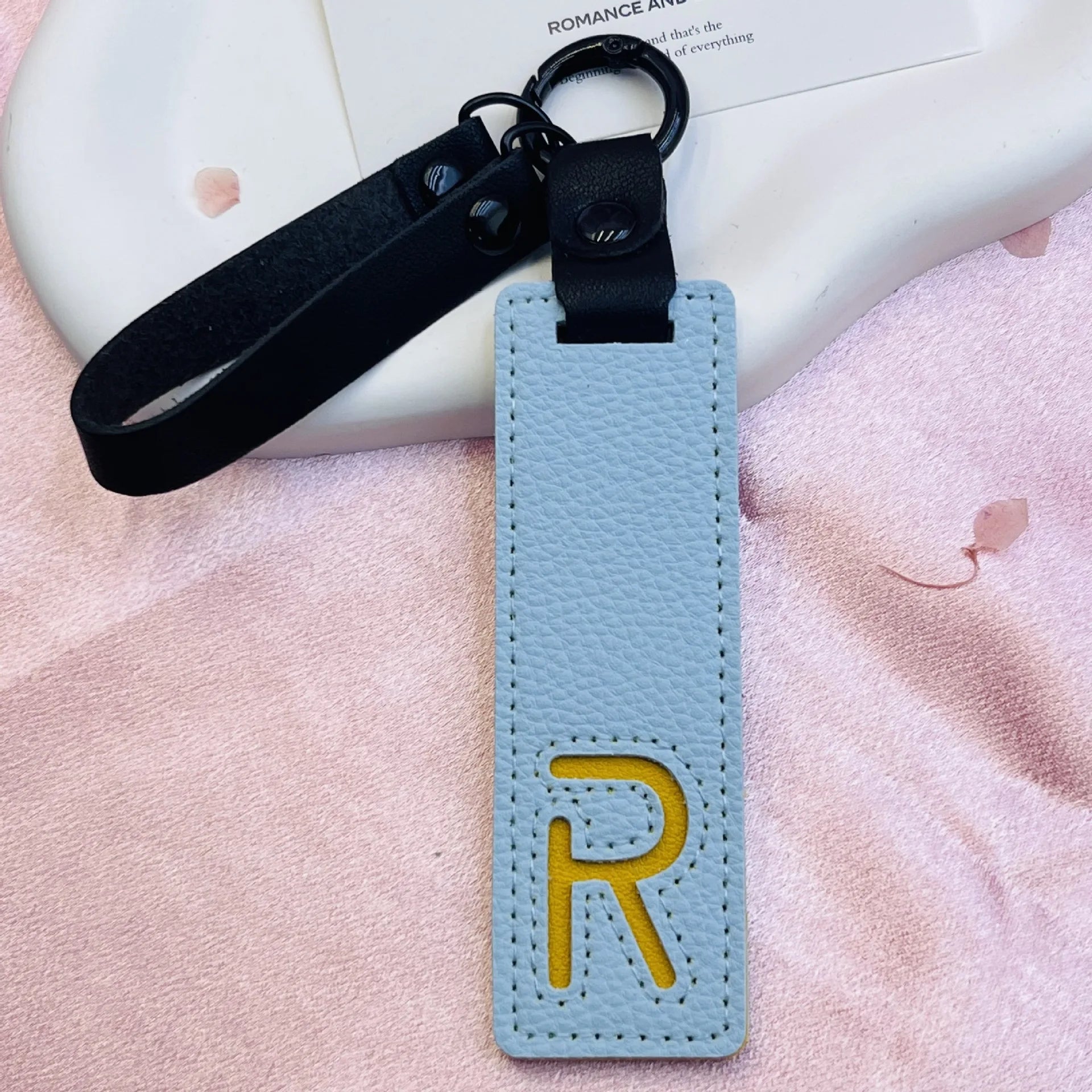 26 English Alphabet Keychain Leather Car Keyring Accessories Simple Small Pendant Fashion Key Ring Solid Color Exquisite Gift