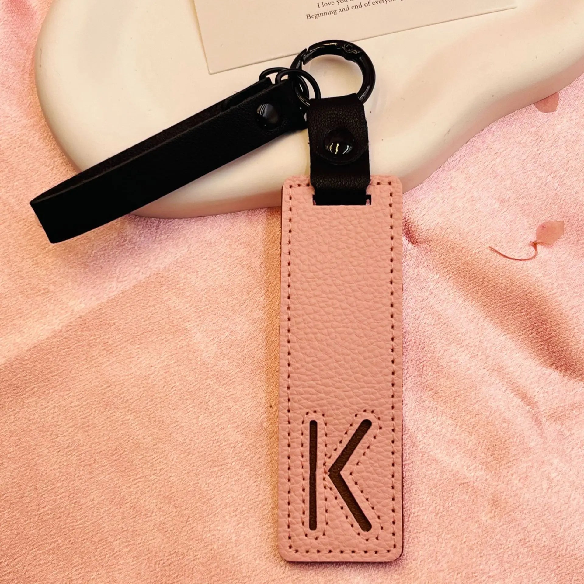 26 English Alphabet Keychain Leather Car Keyring Accessories Simple Small Pendant Fashion Key Ring Solid Color Exquisite Gift