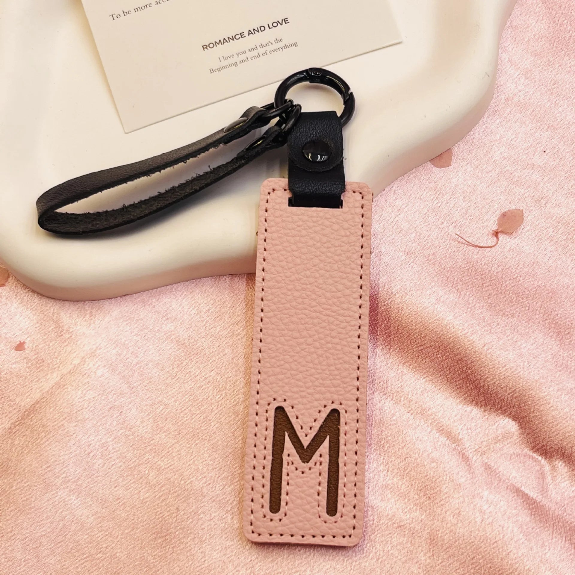 26 English Alphabet Keychain Leather Car Keyring Accessories Simple Small Pendant Fashion Key Ring Solid Color Exquisite Gift